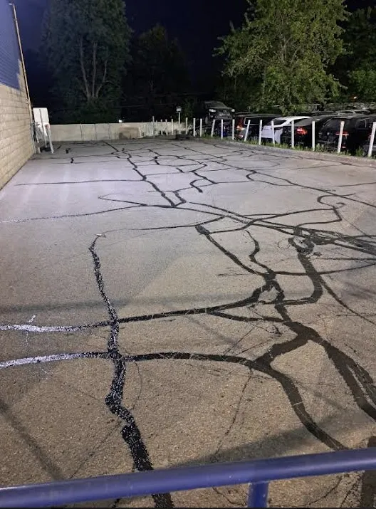 Réparation de fissures d'asphalte au bitume chaud à Longueuil